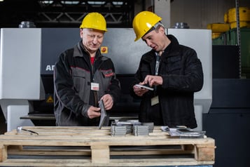 ARKU straightening machine straightens plates for the railroad industry
