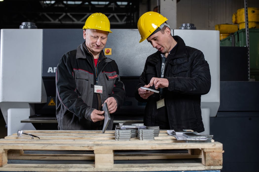 Richtmaschine von ARKU richtet Bleche für die Bahnindustrie