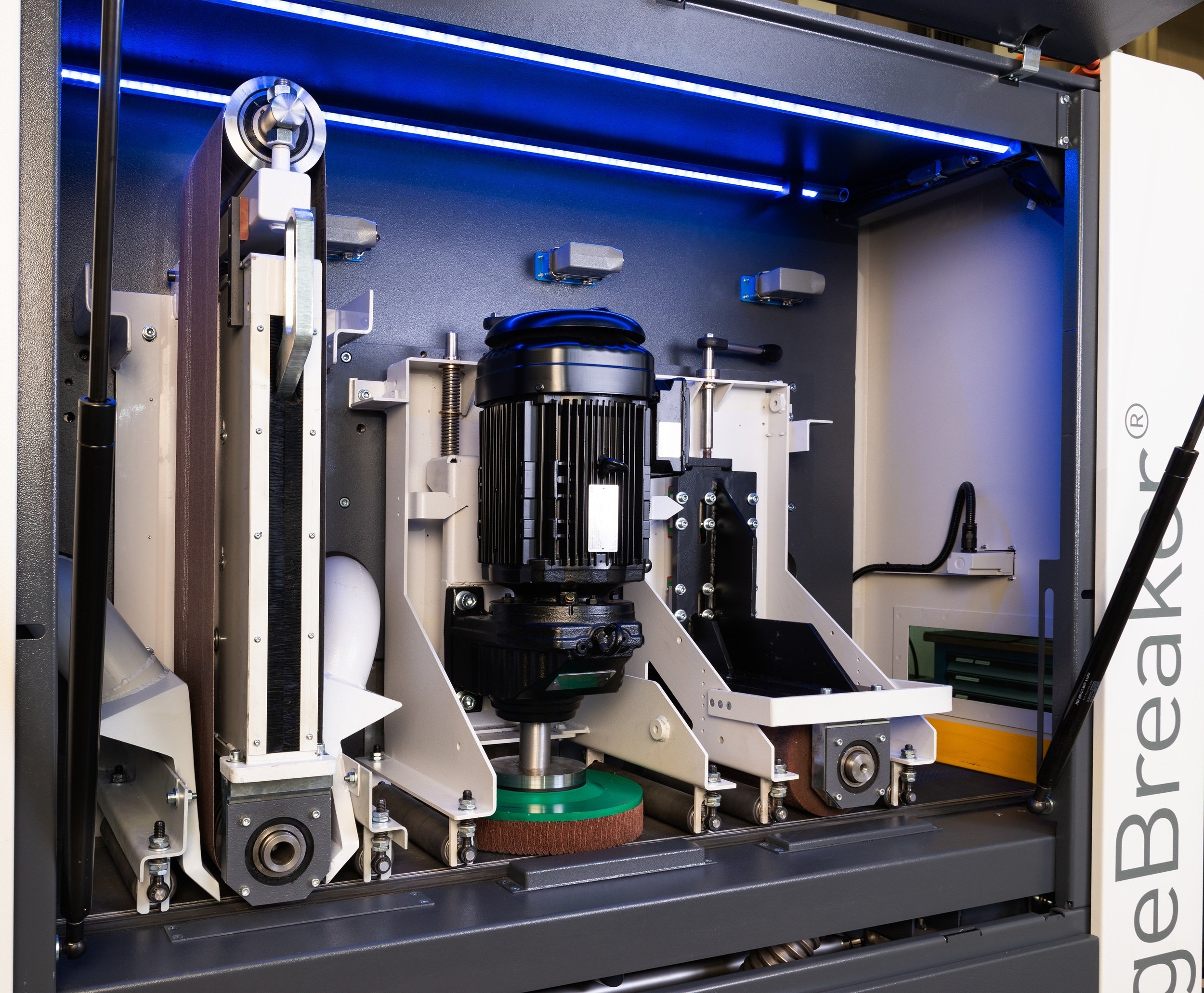 Industrial deburring machine with various processing units such as deburring, edge rounding and finishing.