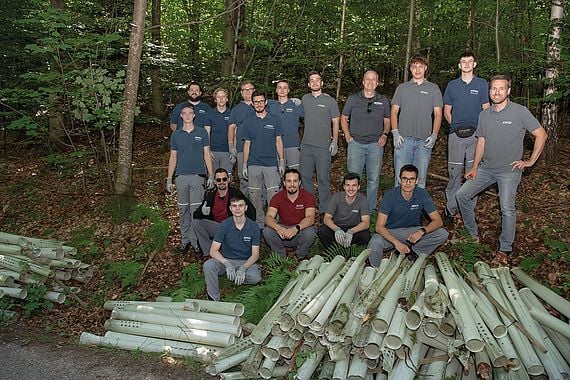 Aprendices y dirección de ARKU colaboran con el departamento forestal
