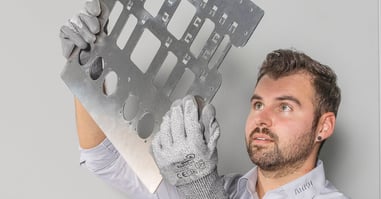 Por que você precisa de uma máquina de rebarbação após o corte a laser