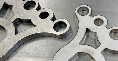 Qual é o grau de arredondamento necessário para a borda da chapa?