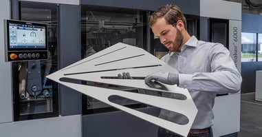 Processing surfaces with the deburring machine