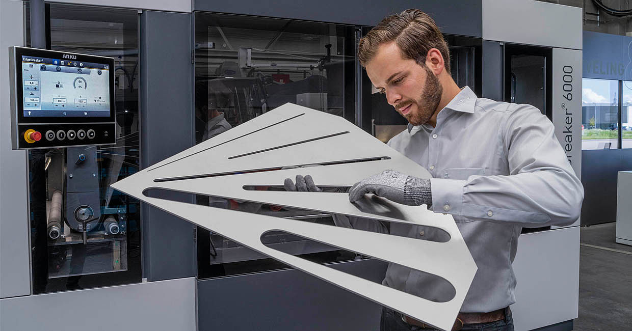 Processing surfaces with the deburring machine