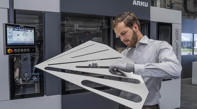 This deburring machine makes laser cutters flexible all around!