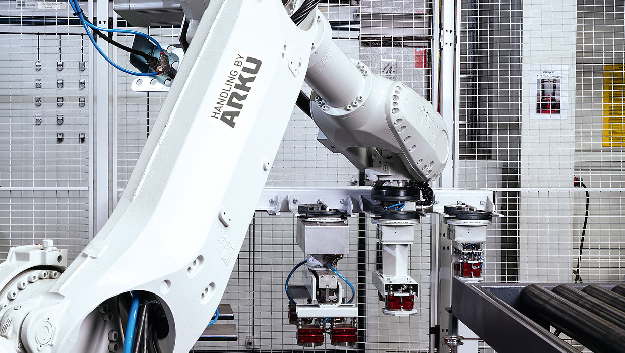 Handling Roboter wechselt Greifer Autonomous magnetic gripper selection