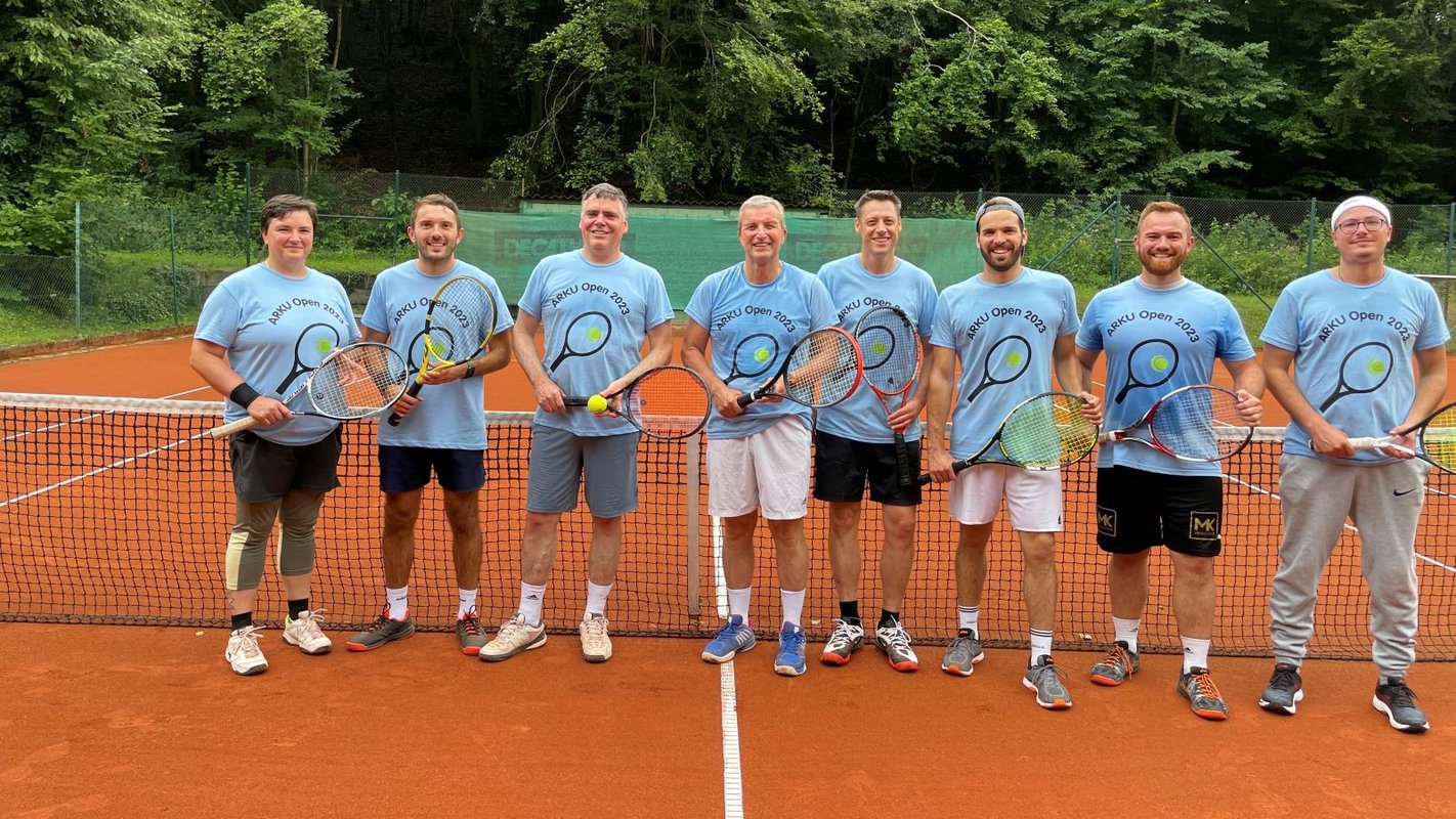 ARKU Mitarbeiter und Geschäftsleitung auf dem Tennisplatz bei den ARKU Open 2023.