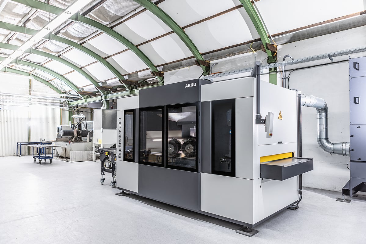 Die Entgratmaschine EdgeBreaker® 6000 kann schon entgraten, Blechkanten verrunden und die Oberfläche bearbeiten. 