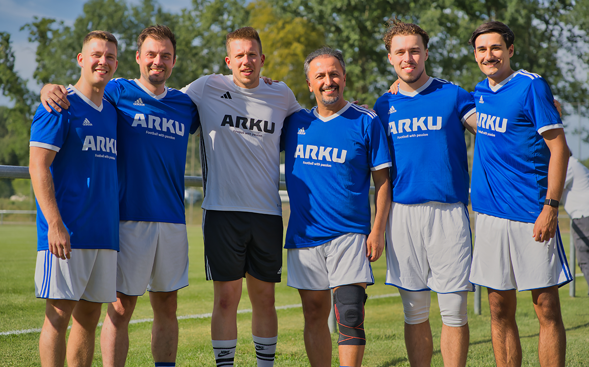 Spieler des ARKU Fußballteams beim Elfmeterturnier