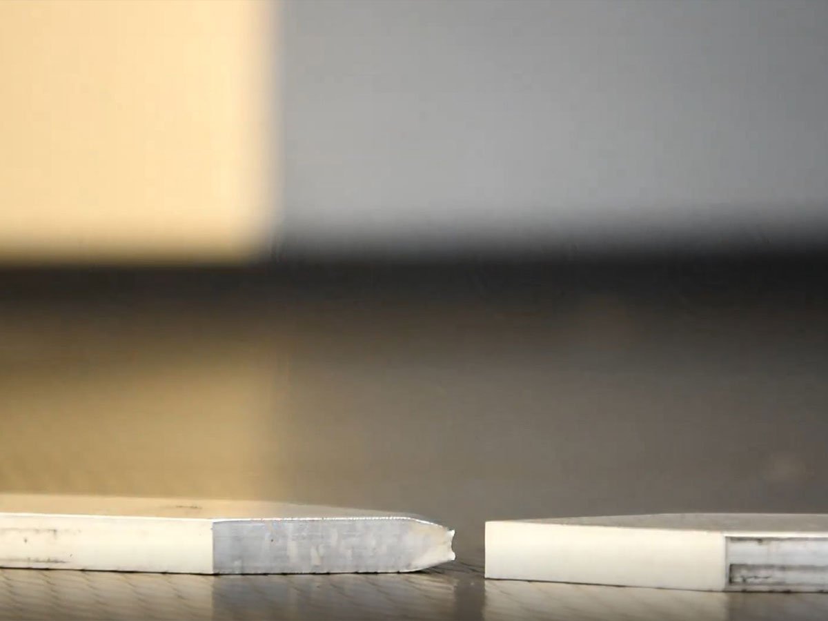 Ergebnisse vor und nach dem Richten mit SmartEdge zur Vermeidung von Kantenklemmungen