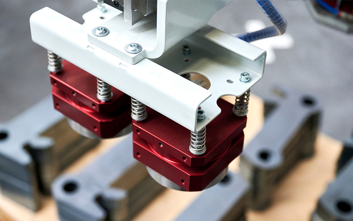 Conseguir rápidamente chapas perfectamente desbarbadas con robots