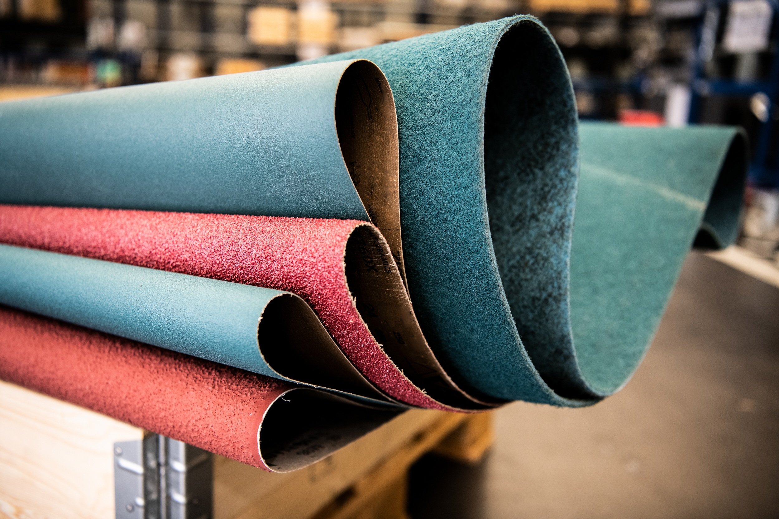 Grinding belts are predominately used in deburring machines to remove burrs from the cutting edges of metal parts